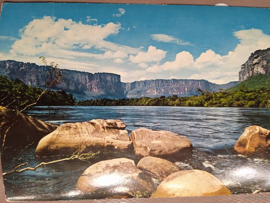 Венесуэла, Тепуй. Река Каррао и горы Ауян