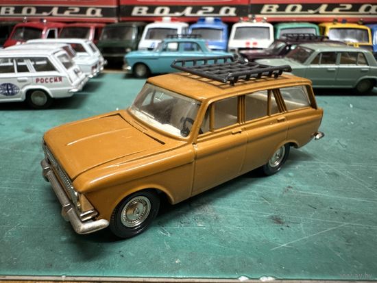 Москвич 426 с багажником, решётка с двумя круглыми фарами, редкий светло-коричневый цвет. Пятничный вечер в синих, голубых и серых тонах.