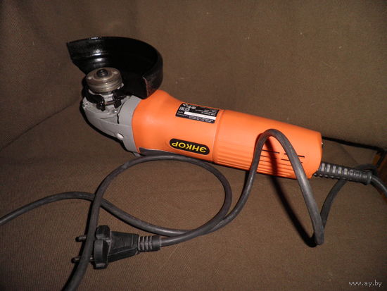 Болгарка Энкор УШМ 1300 вт.,обороты 3000-9500 об/мин.диаметр 150 мм.,М-14.Как новая.С рубля.