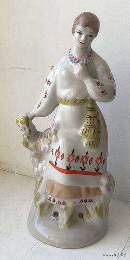 Статуэтка фарфор ЦВЕТЕТ ТЕРЕН (ДЕВУШКА У ПЛЕТНЯ).Полонное