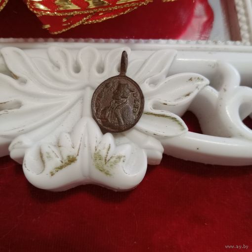 Образок, иконка, ладанка, медальон католический с изображением старинный сохран