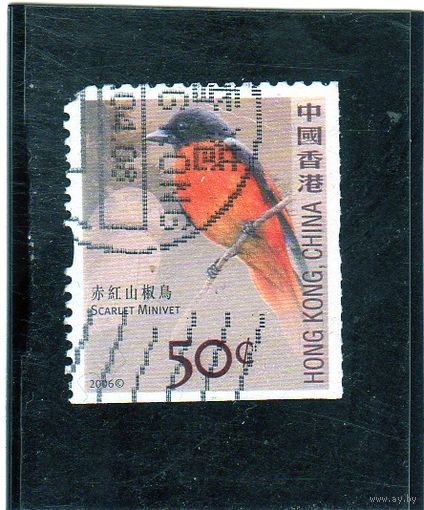 Китай. Гонконг. Ми-1389.Scarlet Minivet (Pericrocotus flammeus). Серия: Птицы. 2006.
