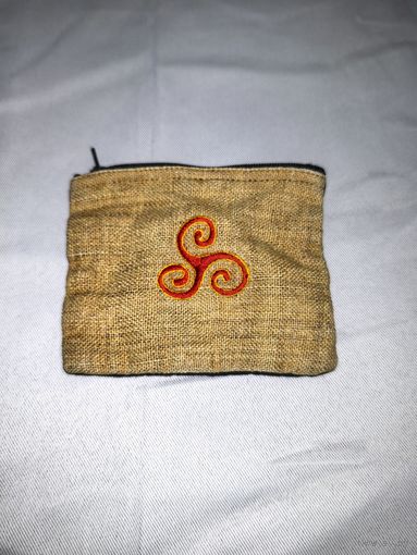 Холщёвый кошелек с вышивой Трискелиона