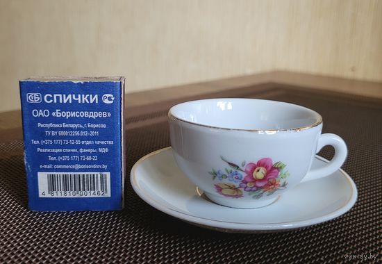 Фарфоровая посуда кукольная, винтаж. Миниатюрная чайная пара + 2 блюдца.