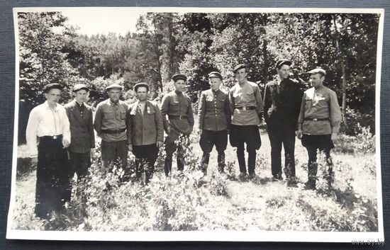 Фото группа актива колхоза "Маяк социализма". Полоцкий р-н (?). 1949 г. 10х17 см.