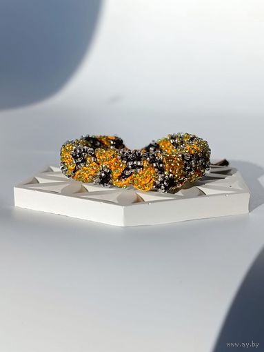 Широкий вязаный браслет из бисера