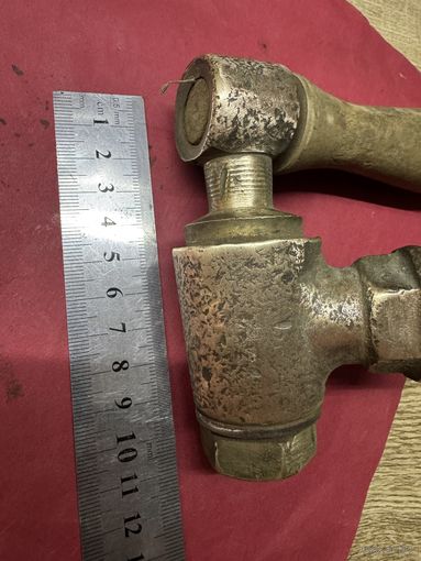 Старинный бочковой кран.