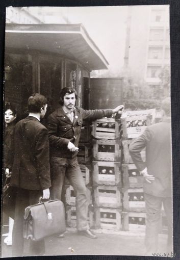 Фото из СССР. Проверка на пункте сдачи стеклотары. 1970-е. 10.5х16.5 см.
