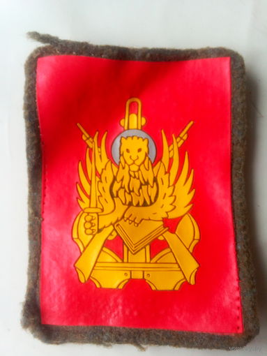 Шеврон на красном