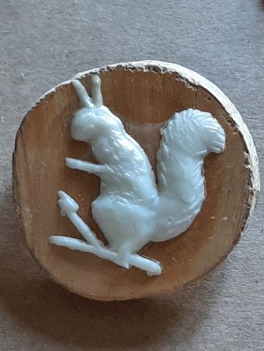 Брошь. Винтаж. Винтажная Брошка Белочка Дерево, пластмасса.