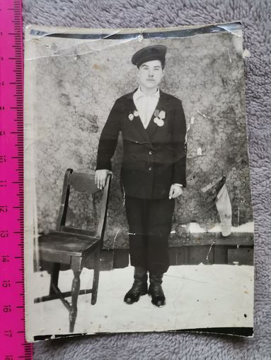 Старое фото. Парень с наградами. 1946г