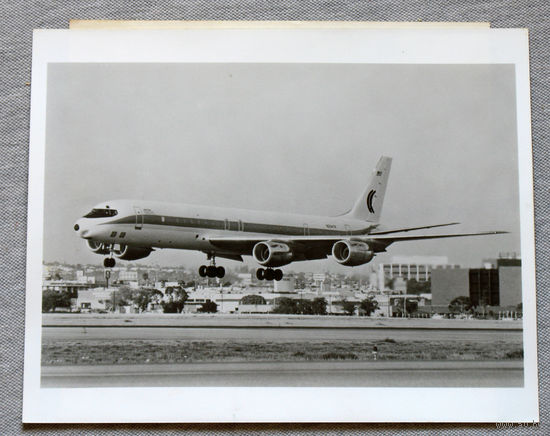 Рекламная фотография с авиасалона - самолёт Douglas DC-8 Super 70s Ле Бурже 1983 год ( черно-белая реальная фотография  )