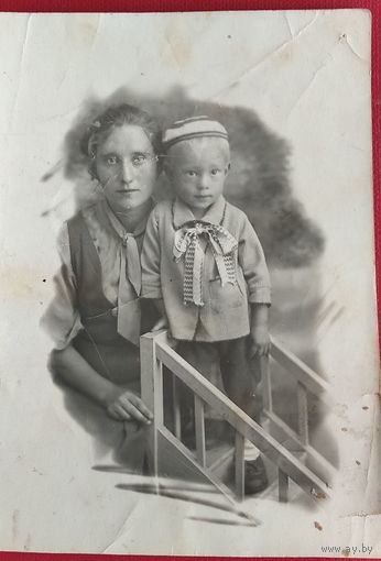 Фото женщины с ребенком. 1930-е. 9х12 см.