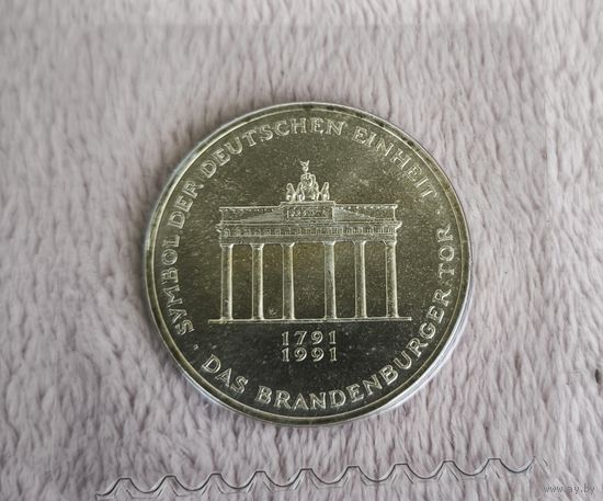 Серебро.10 марок 1991г( 200 лет  Бранденбургским воротам)+ конверт+ марка первого дня гашения