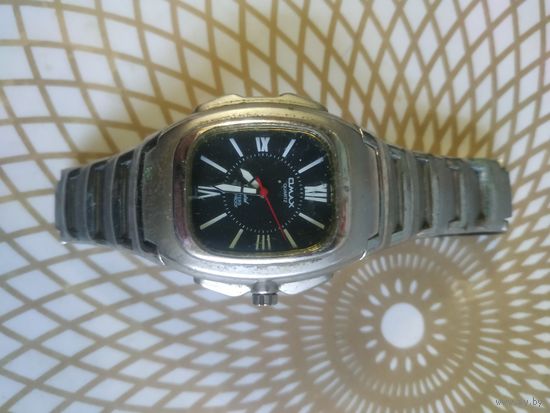 Часы наручные с браслетом. ТИКАЮТ. Состояние на скане. В коллекцию,ремонт,на запчасти.