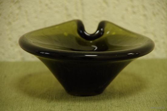 Ваза зеленое стекло ( диаметр 19 см , высота 9,5 см )