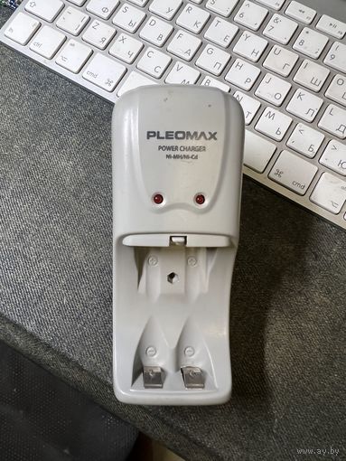 Зарядное Pleomax для 4 аккумуляторов AA и AAA