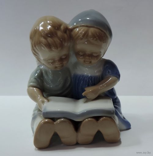 Статуэтка фарфоровая "Дети с книжкой" 80-е годы Япония. Высота 9 см. Целая, без реставрации.
