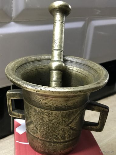 Старинная бронзовая ступка.