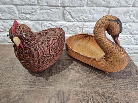 Пара винтажных плетеных соломенных корзинок для фруктов в виде курочки и лебедя. Европа 60-е годы