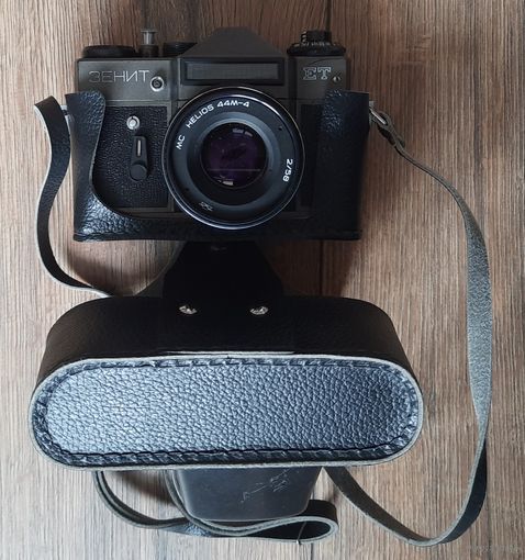 Фотоаппарат " Зенит ЕТ " с объективом Гелиос 44М-4 2/58.