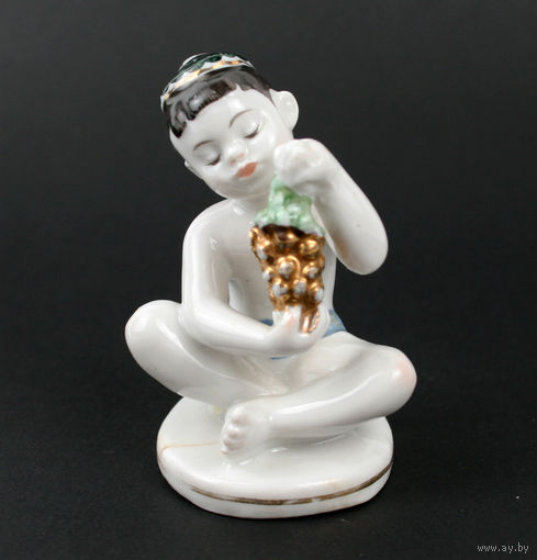 Статуэтка 'Мальчик с виноградом', фарфор, ЛФЗ, CCCР, 1950-60 гг.