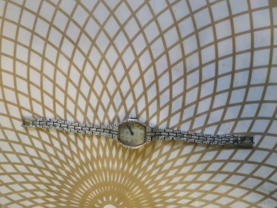 Часы наручные с браслетом ЛУЧ . В ремонт,коллекцию,на запчасти. Состояние на скане.