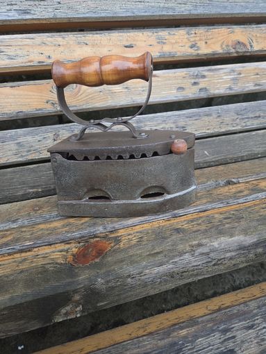 Старинный утюг на углях