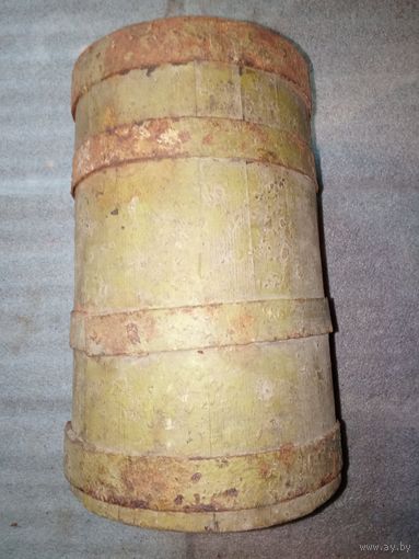 Старинный деревянный маленький бочонок