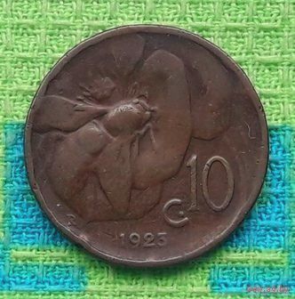 Италия 10 центов 1923 года. Vittorio Emanvele III. Пчела и цветок - символ плодородия.