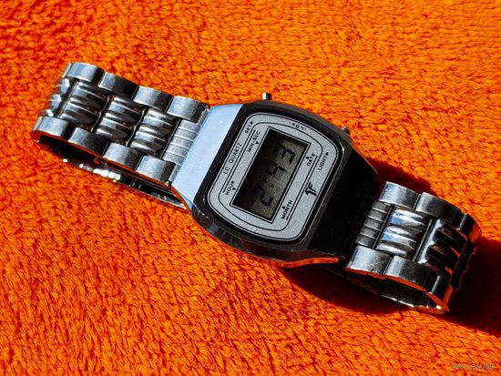 Электронные часы LC Quartz (сходство с Электроника 5), браслет в подарок. Торг есть.