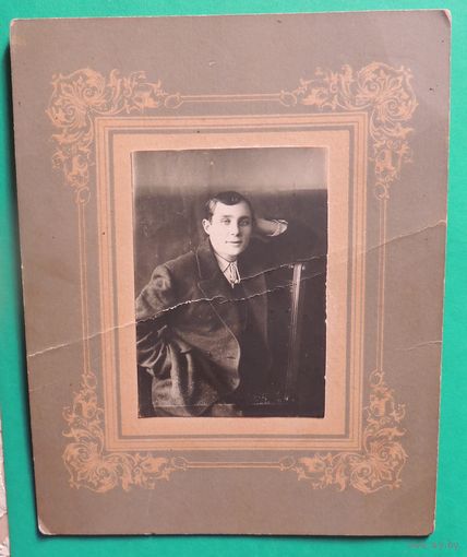 Фото "Кавалер", 1920-е гг., Гомель (без паспарту 7,5*10,5 см, с паспарту 20*16 см)
