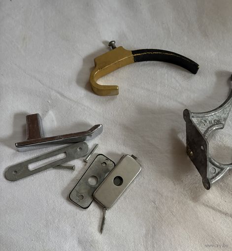 Крючки, дверная ручка