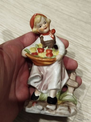 Фарфоровая статуэтка,красная шапочка,ГДР,с рубля