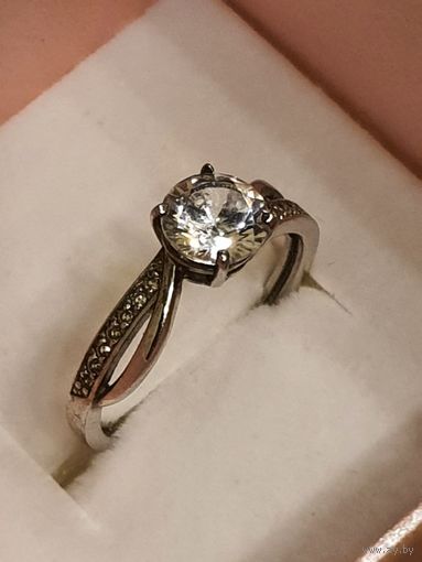 Кольцо серебряное помолвчное с фианитом