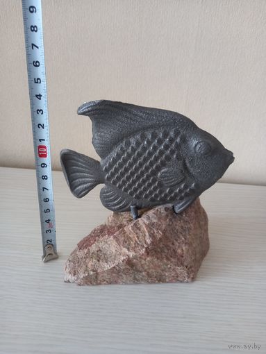 Статуэтка Рыбка металл на каменной подставке