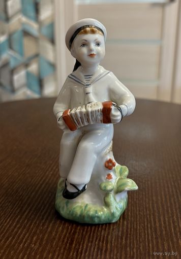 Статуэтка Фарфоровая Матрос с гармошкой . ЛФЗ