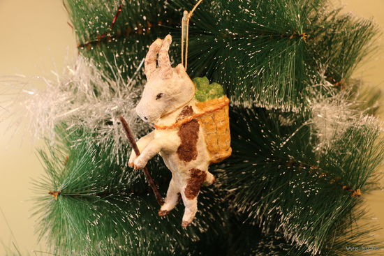 Ёлочная игрушка папье-маше, "Козёл с капустой".