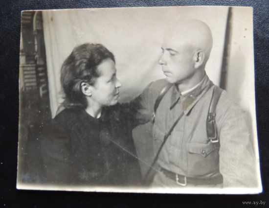 Фото "Офицер и невеста: и снова на фронт", Москва, 1942 г.