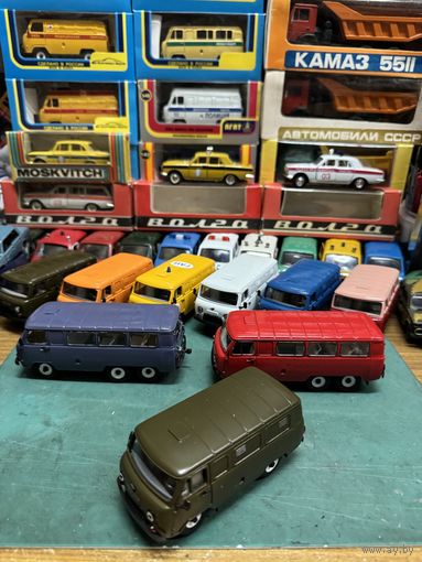 УАЗ-452 (с 1985 года УАЗ-3741), кузов со всеми "глухими" боковыми стеклами за водительским рядом, зеркала заднего вида, ручки дверей отдельными деталями, цвет хаки, металл, Тантал, Агат, Саратов