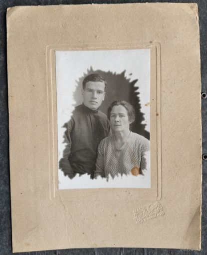 Фото женщины и мужчины. Ташкент. 1930 г. 9х14 см. На паспарту (19х24 см)