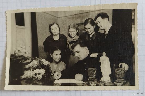 Офицер расписывается. 1950-е