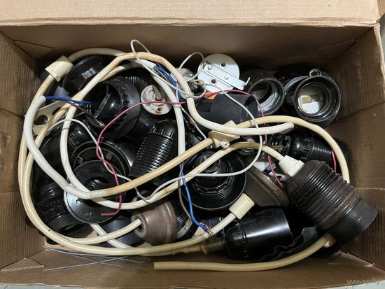 Патрон для лампы электрический.