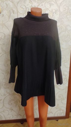 Стильный джемпер на 66-70 размер, шикарно сидит на фигуре, очень необычное. Яркая, скрывающая все "ненужные" детали. Замеры делать бесполезно, та как они будут неинформативны. Подойдет на 66-70 размер