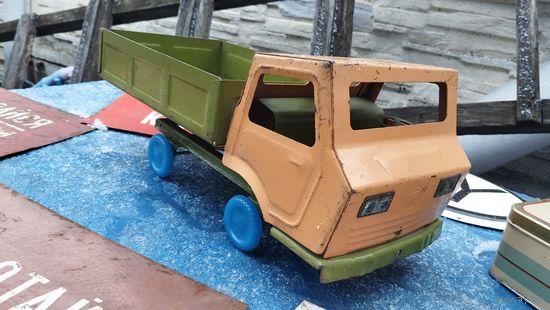 Большой Железный грузовик из СССР с чердака,колеса не родные.