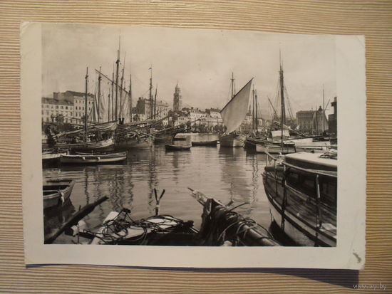 0-2. ЧЕРНО БЕЛАЯ ПОДПИСАННАЯ ОТКРЫТКА. ЧЕХОСЛОВАКИЯ. ПРИЧАЛ. ЯХТЫ. 1960 Г.