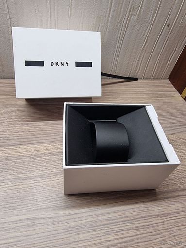 Оригинальная коробка для часов DKNY, белая