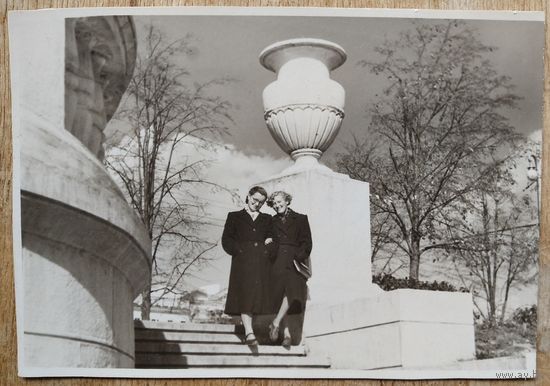 Фото двух девушек в районе пл.Победы. Минск. 1950-60 г. 8х11.5 см.