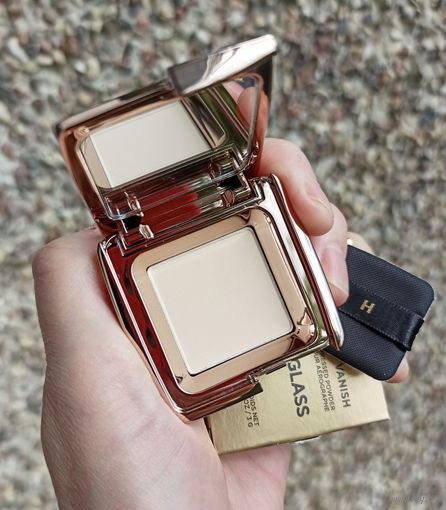 Миниверсия компактной пудры Hourglass Vanish Airbrush Pressed Powder в оттенке Translucent 3 гр