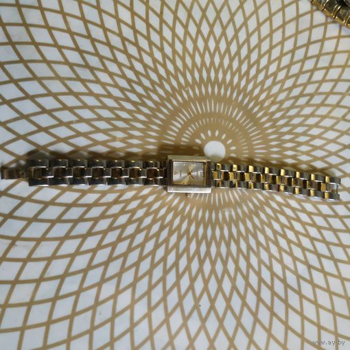 Часы наручные с браслетом ОРИОН , тикают. Состояние на скане.